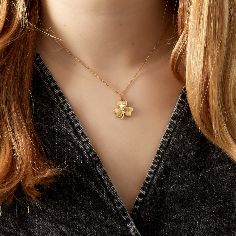 Collier doré avec pendentif trèfle et strass