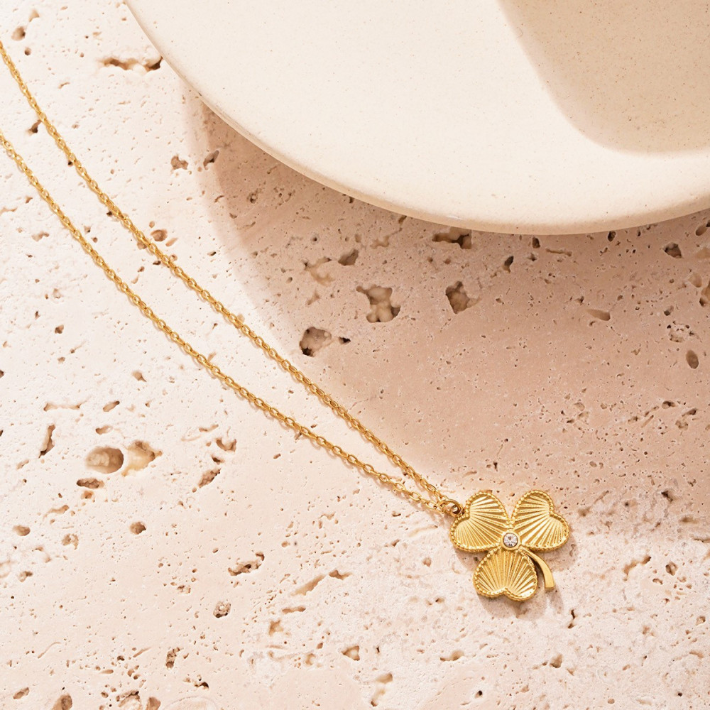 Collier doré avec pendentif trèfle et strass