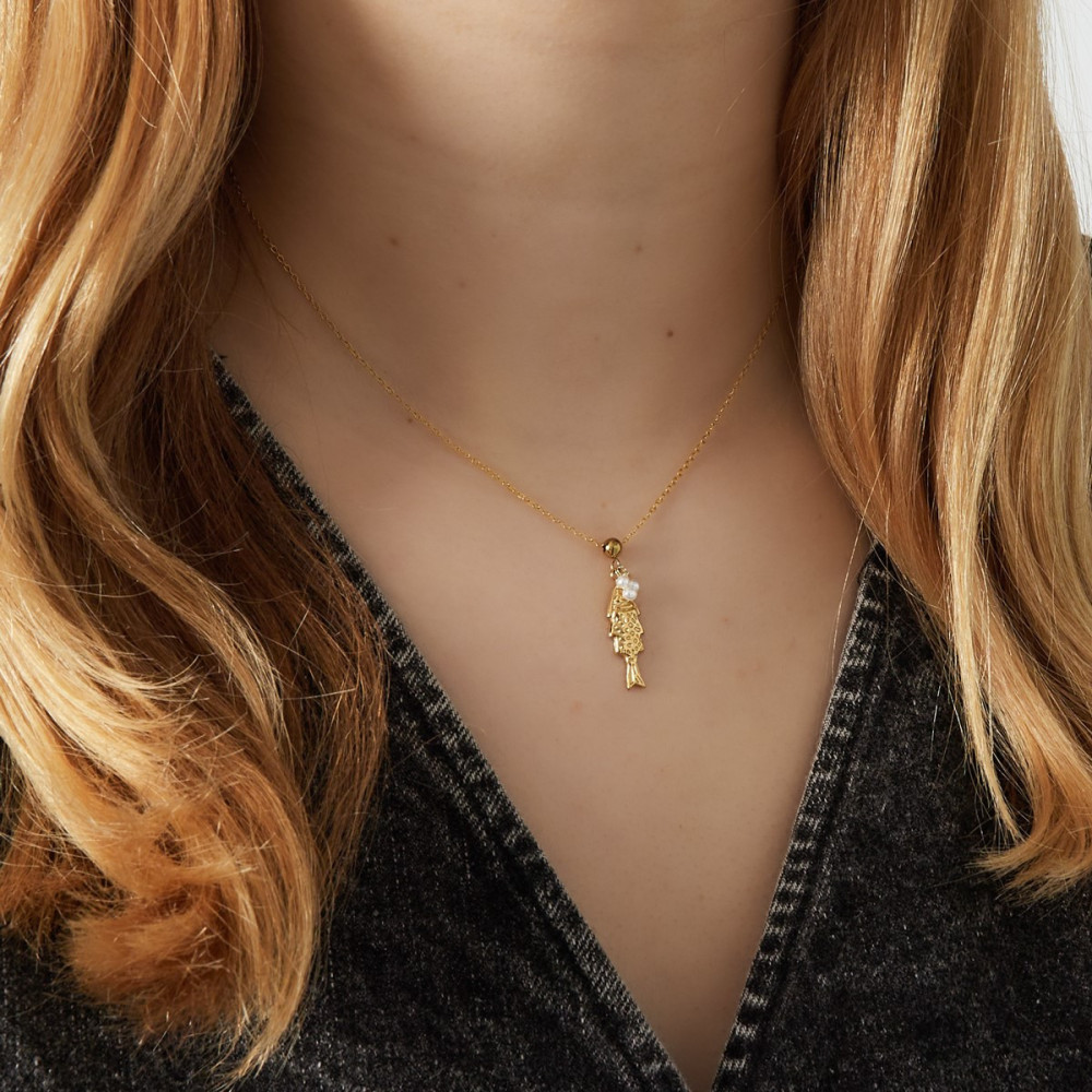 Collier doré avec pendentif poisson et perle nacré