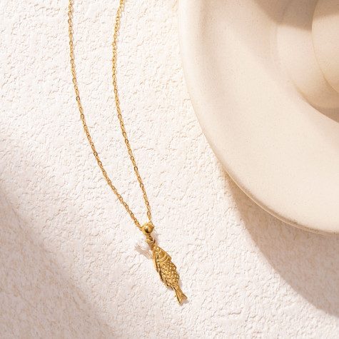 Collier doré avec pendentif poisson et perle nacré