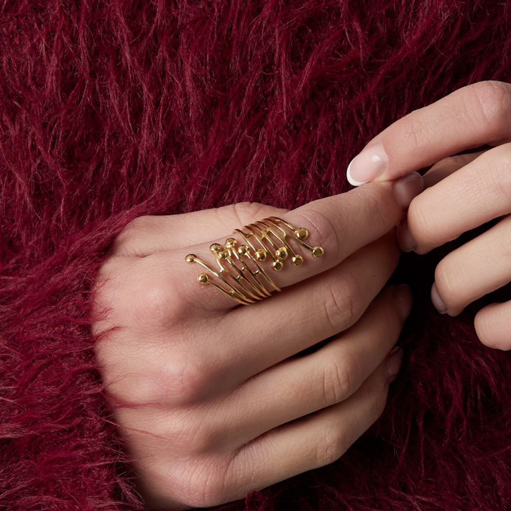 La bague Dot Delightest une pièce forte, légère à porter et qui transforme un simple geste en art. Elle attire l’œil sans forcer