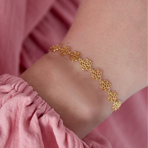 Bracelet doré avec roses ajourées