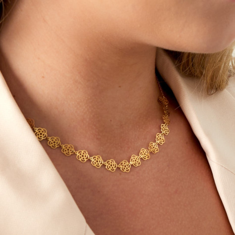 Collier doré avec roses ajourées