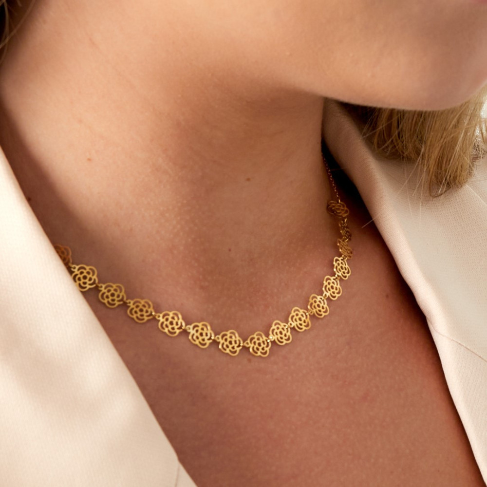 Collier doré avec roses ajourées