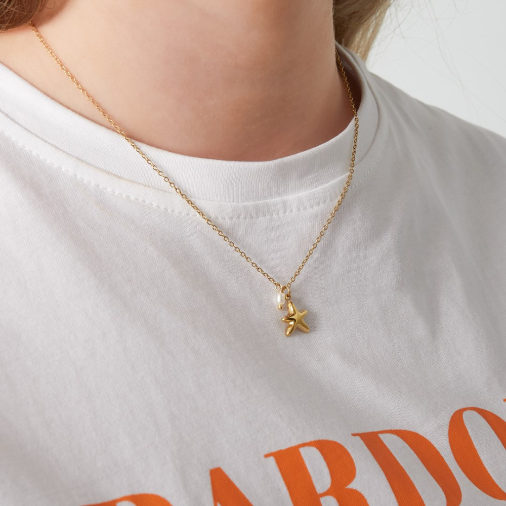 Collier doré avec pendentif étoile de mer et perle blanche