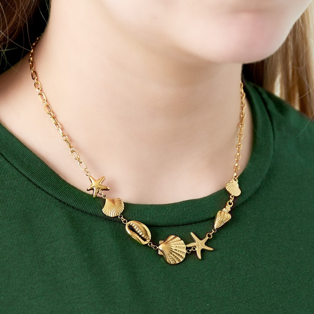 Collier doré plage et coquillages
