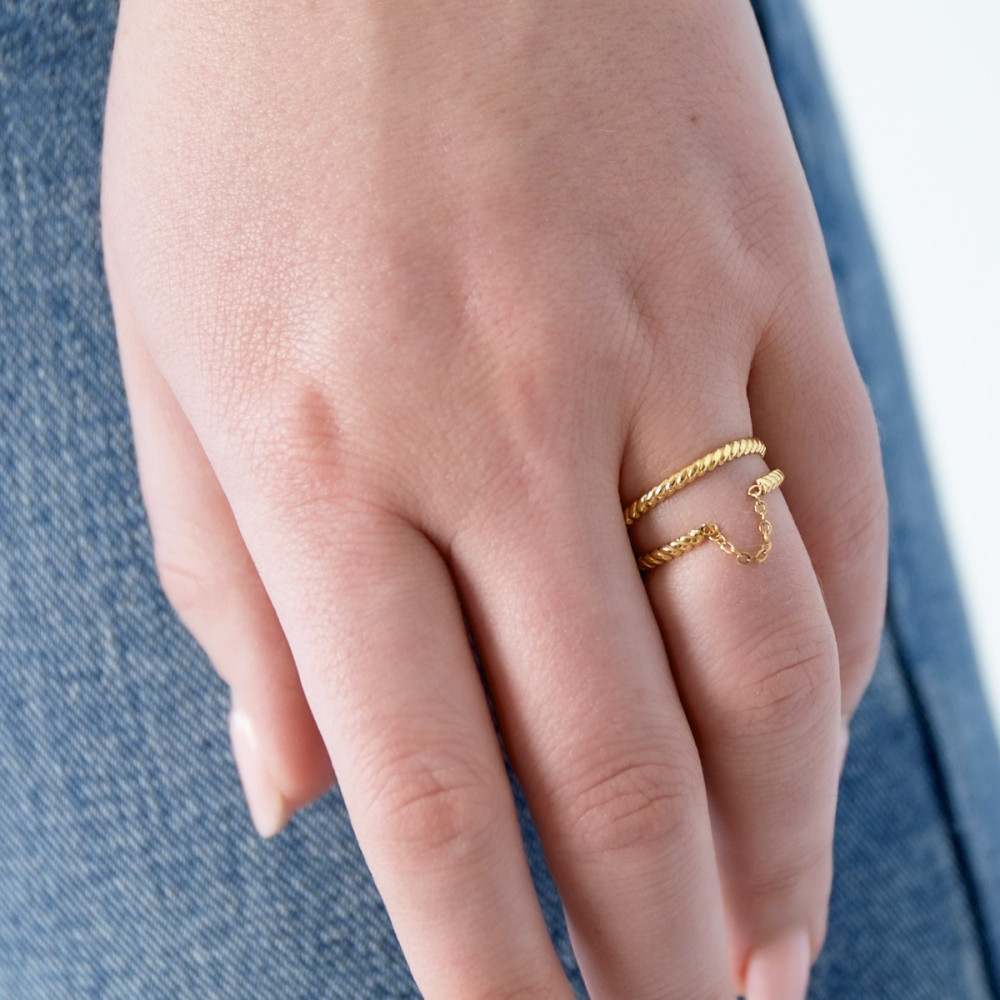 Bague dorée et torsadée avec chaînette