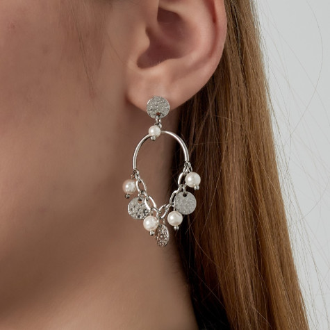 Boucles d'oreilles argentées avec perles et médaillons