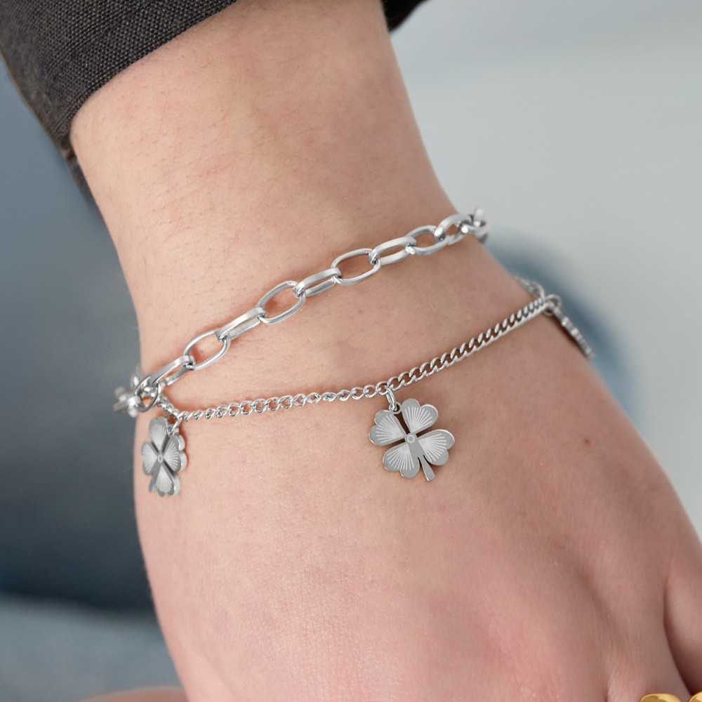 Bracelet argenté double chaîne et trèfles porte-bonheur
