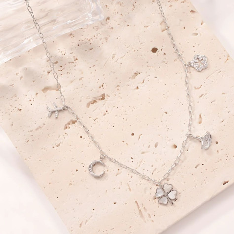 Collier argenté porte-bonheur et breloques